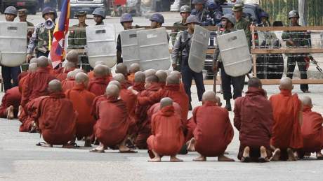 Những nh� b�o đa năng dũng cảm của Miến Điện
