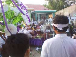 C�ng an v� cảnh s�t cơ động ngăn cản đ�m tang cụ b� Hồ Nhu