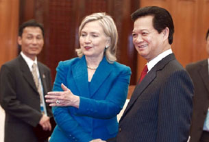 Ngoại trưởng Mỹ Hillary Clinton v� thủ tướng Nguyễn Tấn Dũng. AFP