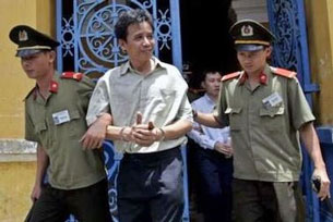B�c sĩ L� Nguy�n Sang sau khi l�nh bản �n. Courtesy vietvungvinh.org