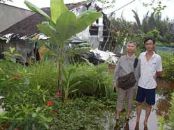 Mục sư Th�n Văn Trường v� Dương Mạnh H�ng con trai MS Dương Kim Khải đứng trước "ng�i nh� chuồng b�". Photo courtesy of  thongtinberlin.de