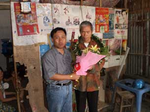 �ng Nguyễn Bắc Truyển đến ch�c mừng �ng Trương Văn Sương vừa ra t�, ảnh chụp th�ng 7 năm 2010. Photo courtesy of Qtnlt-Blog.