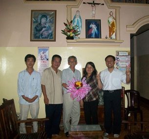 Từ tr�i qua: �ng Trần Văn Huy, �ng Nguyễn Ngọc Quang, �ng Nguyễn Anh Hảo, C� Nguyễn Thu Tr�m v� �ng Nguyễn Bắc Truyển h�m 18/07/2010. Photo courtesy of thongtinberlin. 