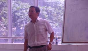 Gi�o sư Phạm Minh Ho�ng l�c giảng dạy cho sinh vi�n trước đ�y.