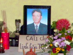 B�n thờ đơn sơ của anh Nguyễn Th�nh Năm bị c�ng an đ�nh đến chết ở Cồn Dầu. RFA file