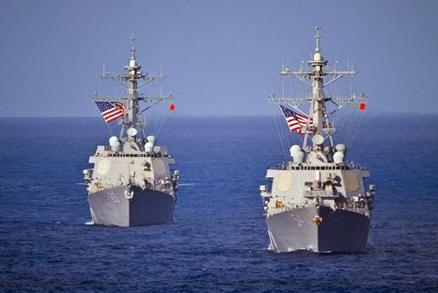 C�c t�u khu trục USS McCampbell (DDG 85), tr�i, v� t�u khu trục USS Curtis Wilbur (DDG 54) thuộc Hạm đội 7 của Hoa Kỳ