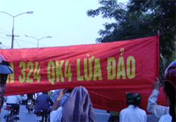 Vinh-protest-03052010-250.jpg